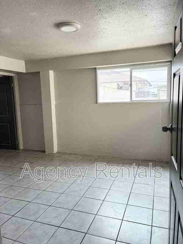 938 Owen St - Photo 2 of 17