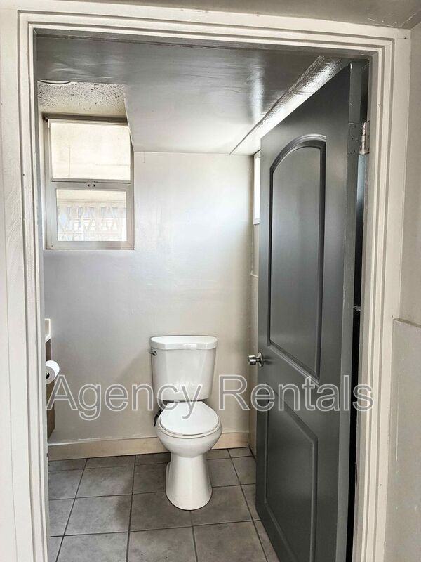 938 Owen St - Photo 4 of 17