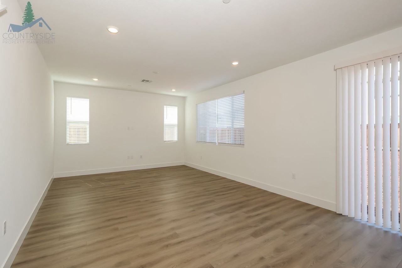 2824 Wrangell St - Photo 2 of 22