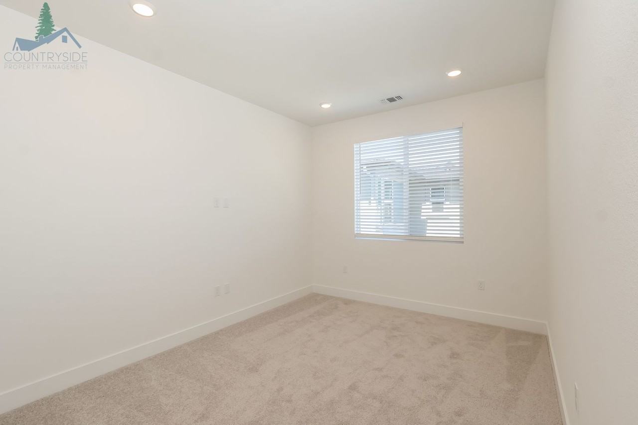 2824 Wrangell St - Photo 5 of 22
