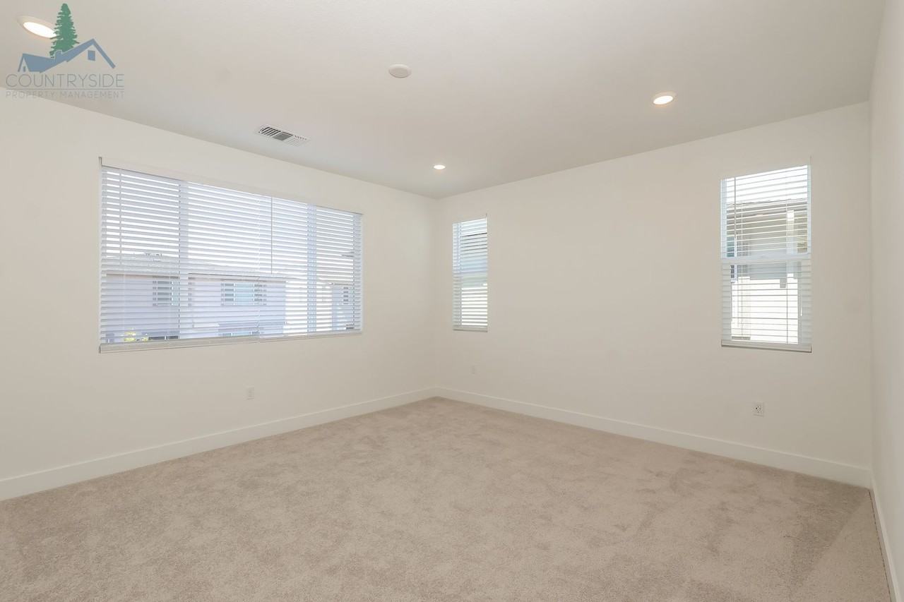 2824 Wrangell St - Photo 6 of 22