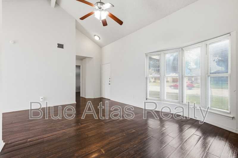 1612 Hunterwood Dr - Photo 3 of 23