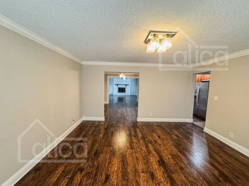 2845 Holly Point Dr - Photo 4 of 16