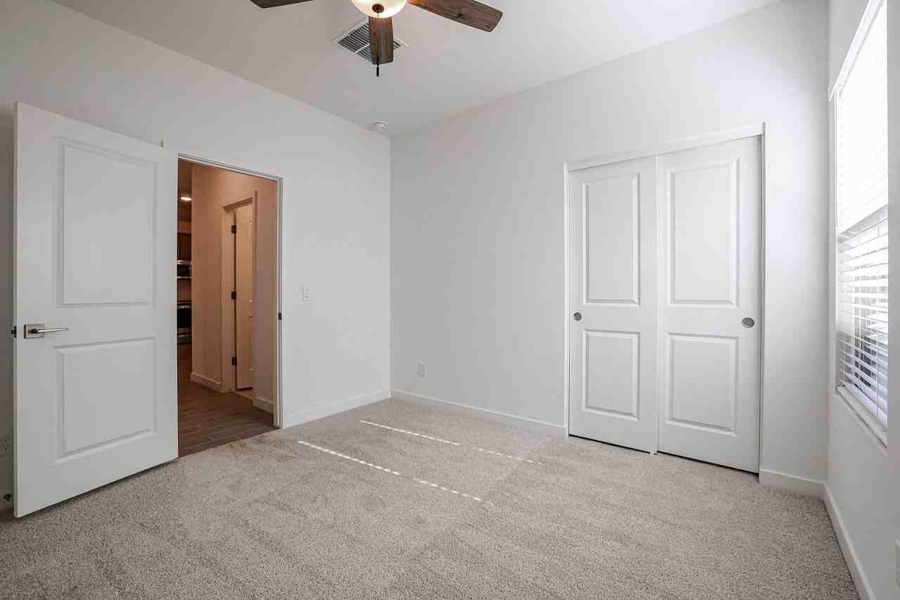 7861 N 80th Ave - Photo 4 of 41