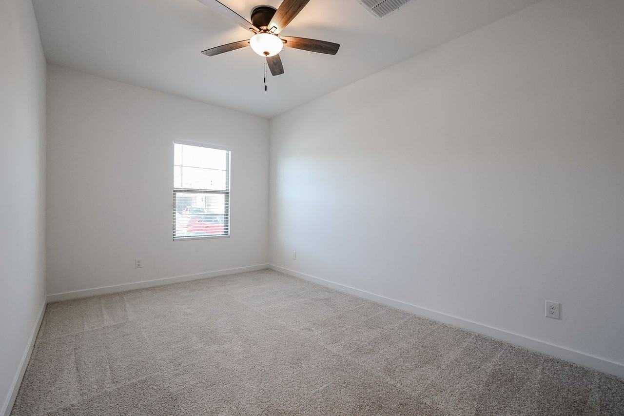 7861 N 80th Ave - Photo 6 of 41