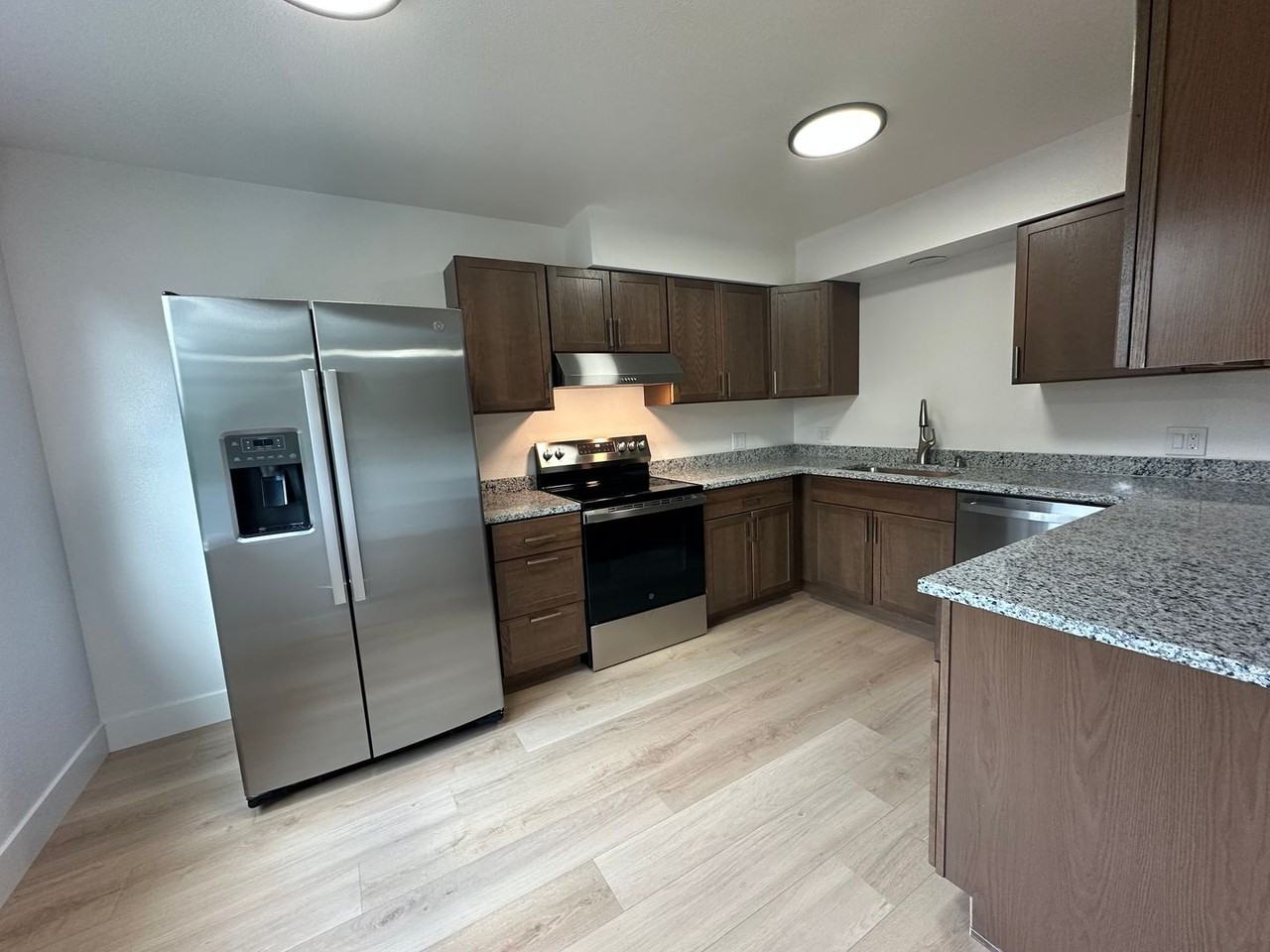 1707 Grand Coulee Blvd - Photo 2 of 9