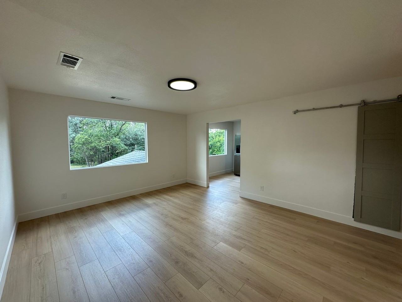 1707 Grand Coulee Blvd - Photo 3 of 9
