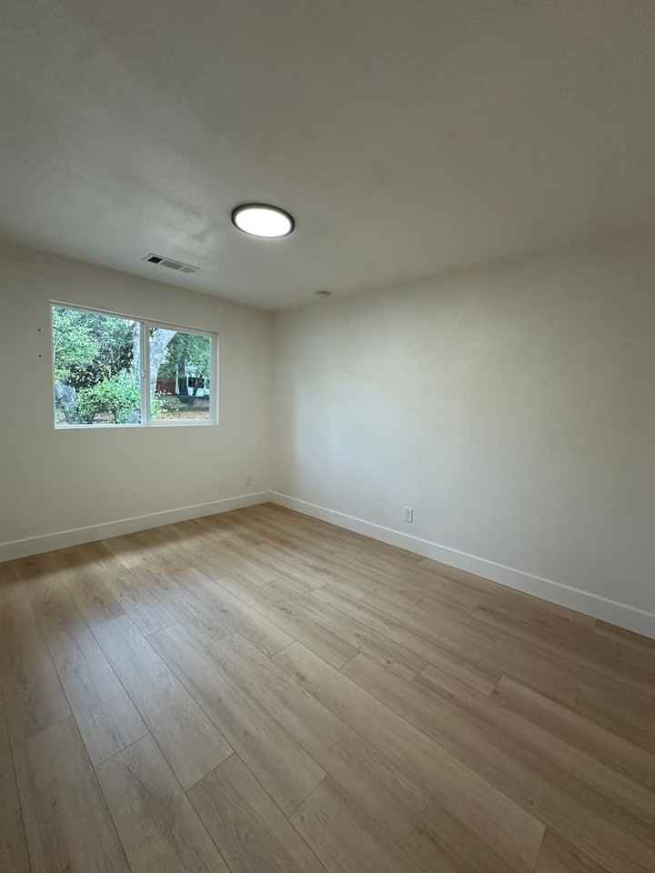 1707 Grand Coulee Blvd - Photo 5 of 9