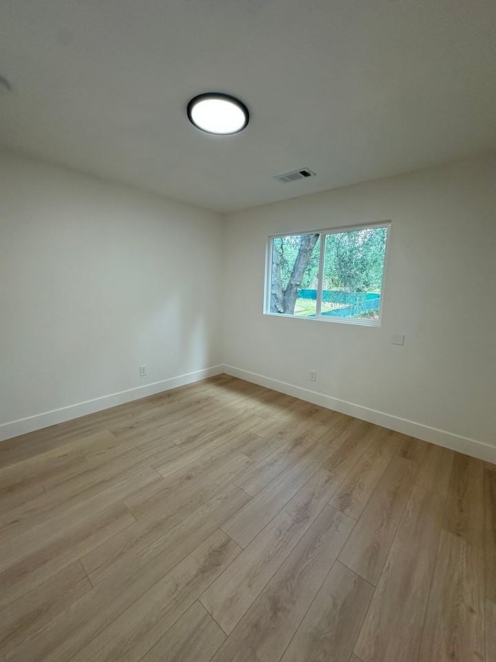 1707 Grand Coulee Blvd - Photo 7 of 9