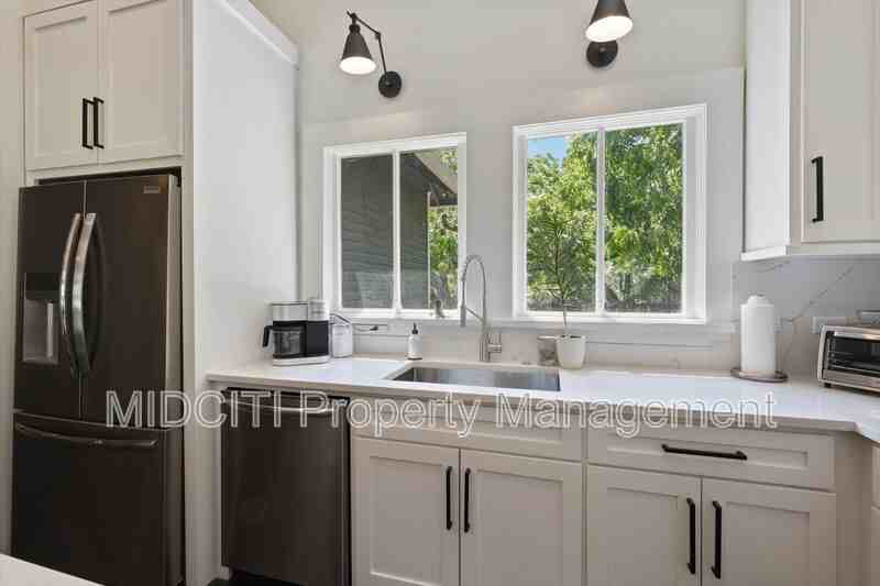 1017 W Hopkins St - Photo 7 of 30
