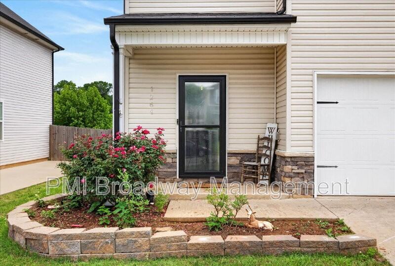 1264 Black Oak Cir - Photo 2 of 49