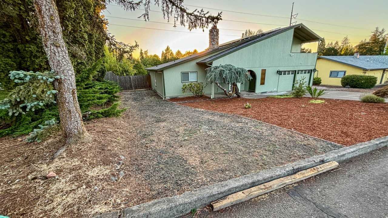 1816 Nw Lincoln St #NA - Photo 2 of 33