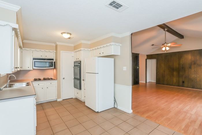 4313 Lariat Dr - Photo 5 of 15