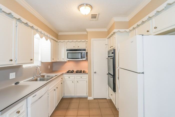 4313 Lariat Dr - Photo 6 of 15