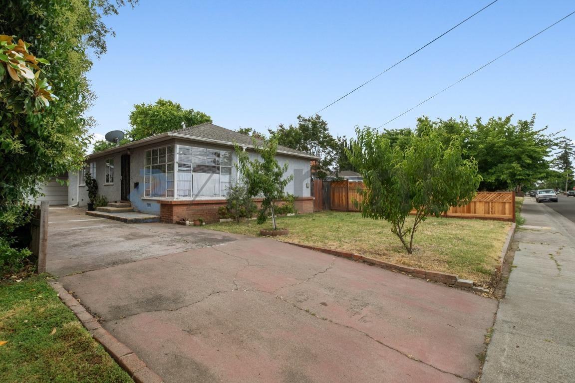 1552 Middlefield Ave - Photo 4 of 28