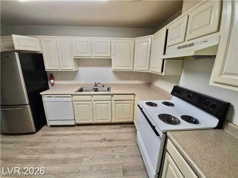 1080 Red Butte St #B1 - Photo 5 of 13