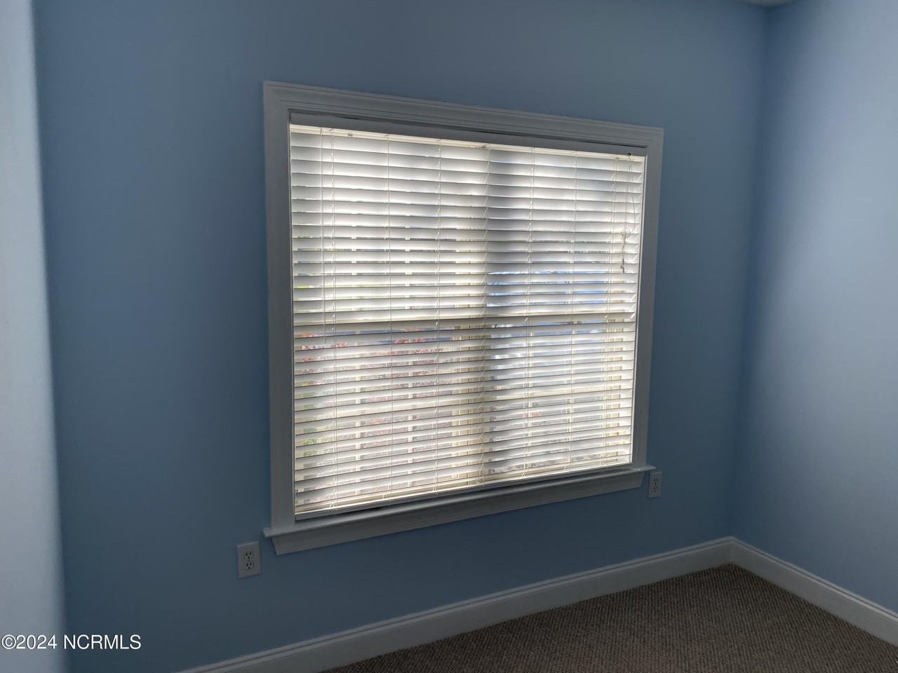 411 Avenshire Ct - Photo 3 of 35