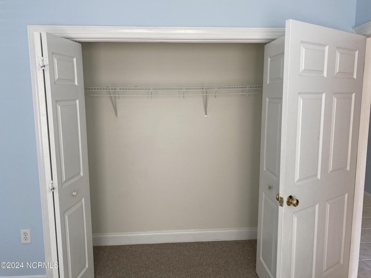 411 Avenshire Ct - Photo 4 of 35