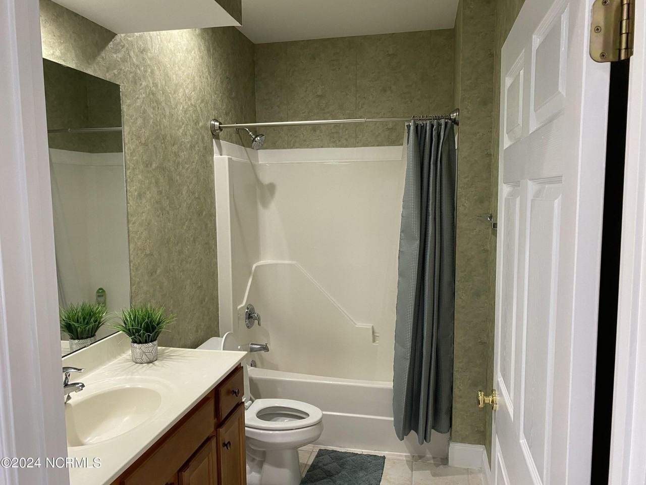 411 Avenshire Ct - Photo 7 of 35