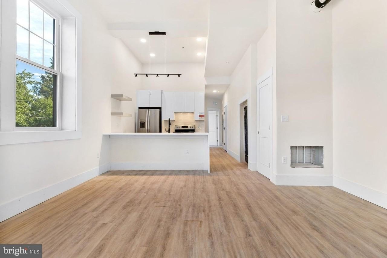 2300 W 17th St - Photo 2 of 30