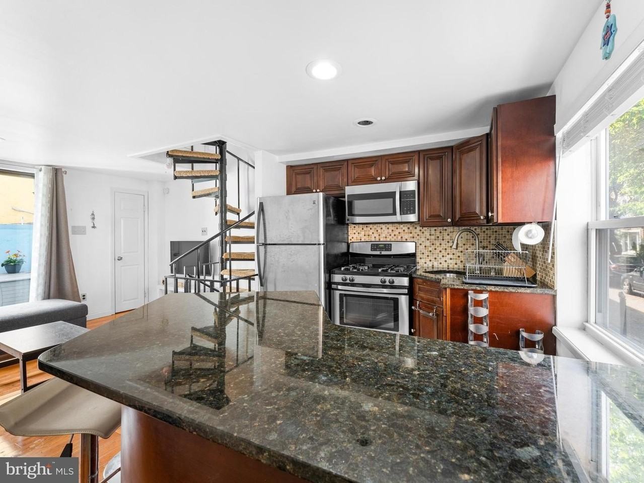 1006 Montrose St - Photo 3 of 33