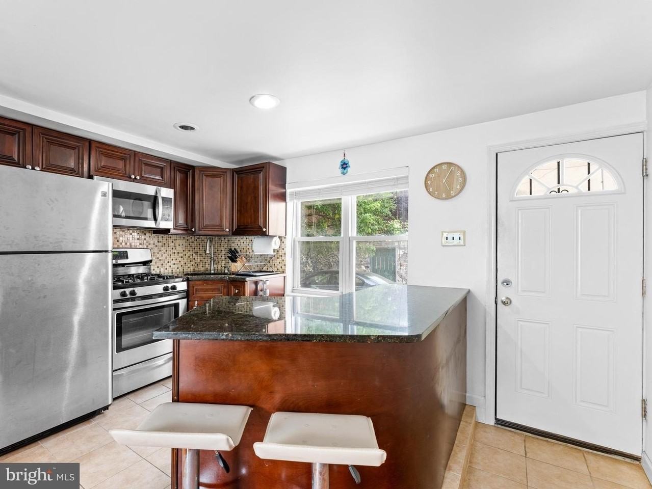 1006 Montrose St - Photo 4 of 33