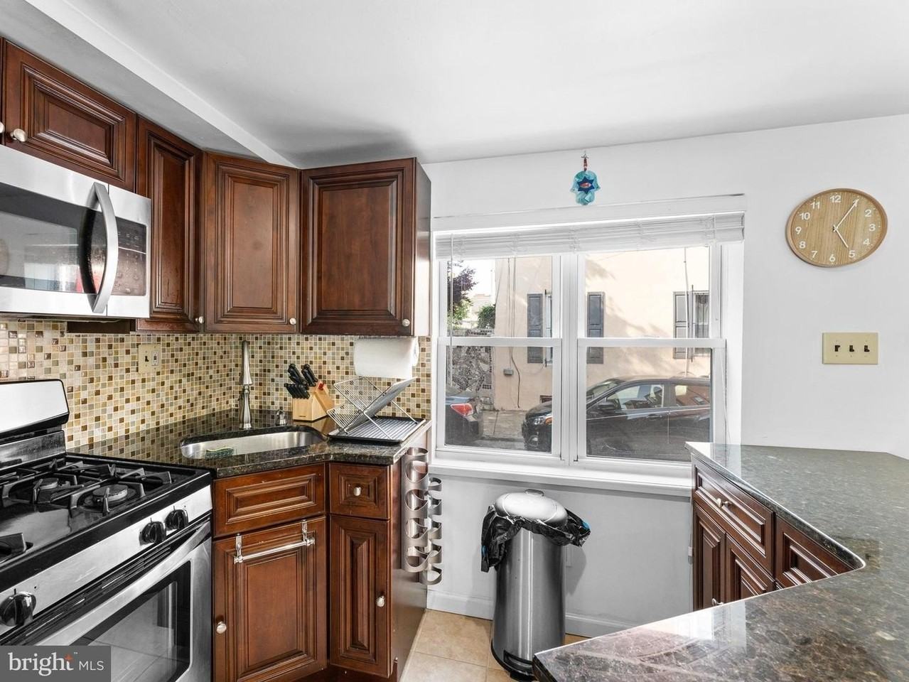 1006 Montrose St - Photo 5 of 33