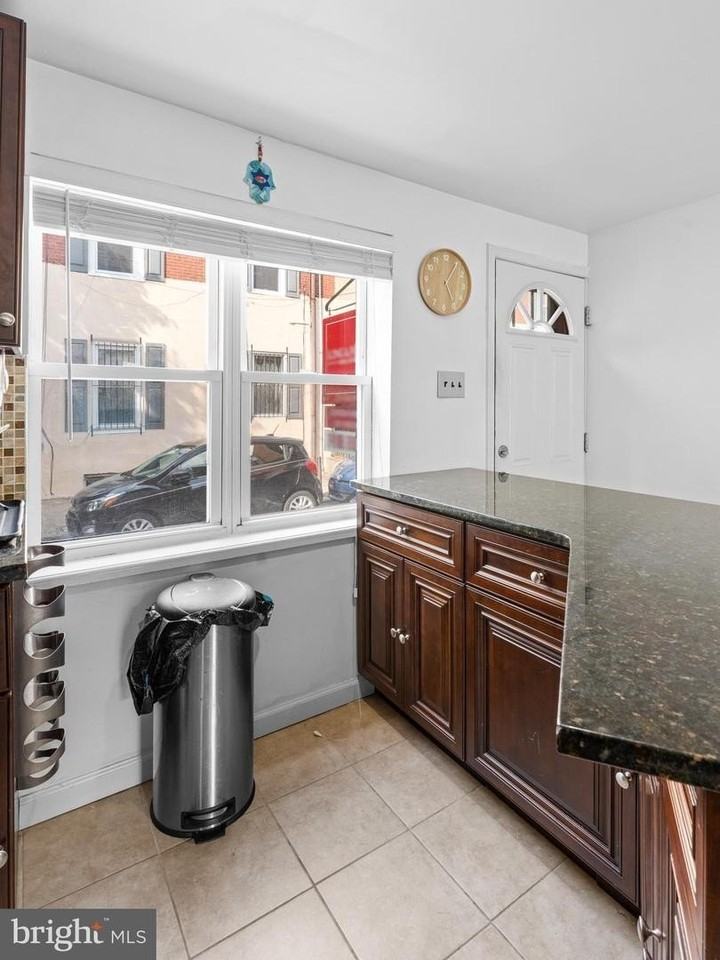 1006 Montrose St - Photo 7 of 33