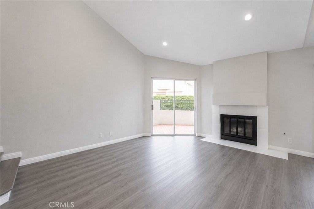 355 Stanford Ct - Photo 3 of 12