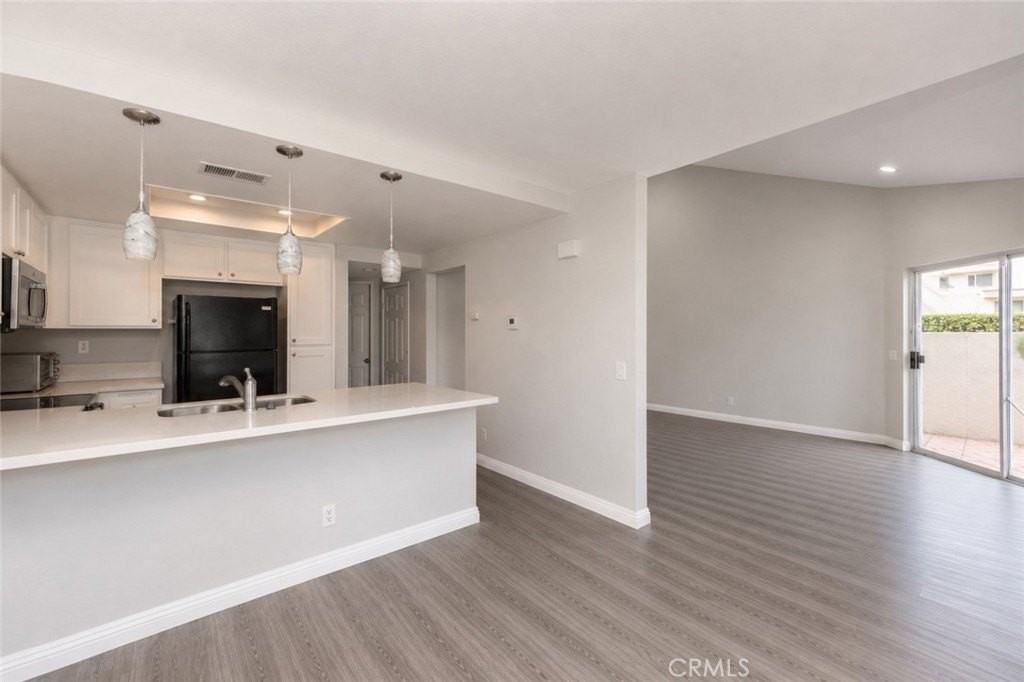 355 Stanford Ct - Photo 4 of 12