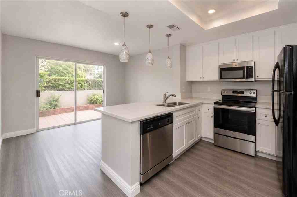355 Stanford Ct - Photo 5 of 12
