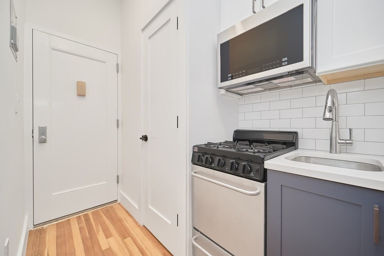 353 W 44th St #2D - Photo 5 of 6