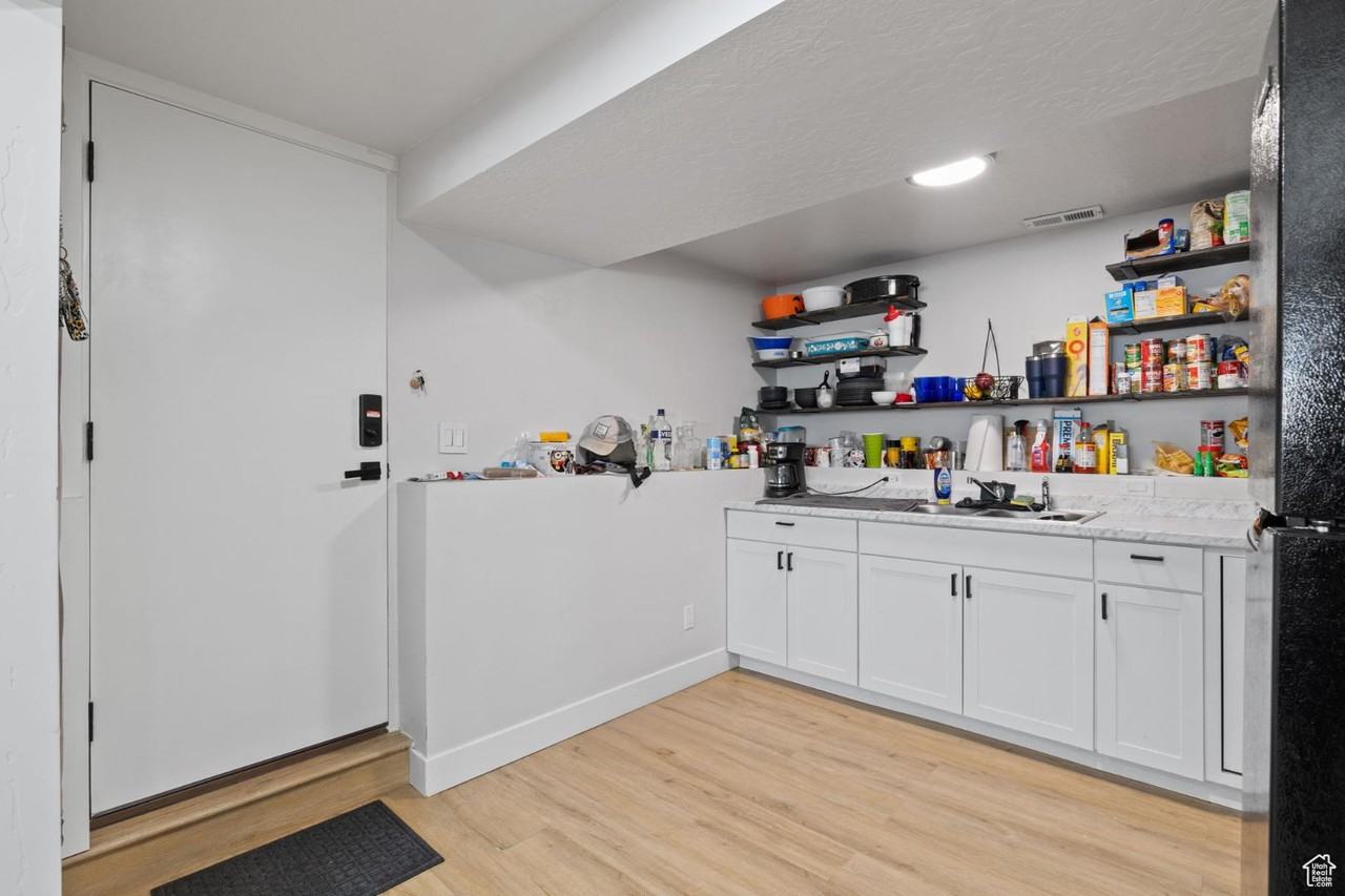 5210 W Woodledge Ave - Photo 2 of 10