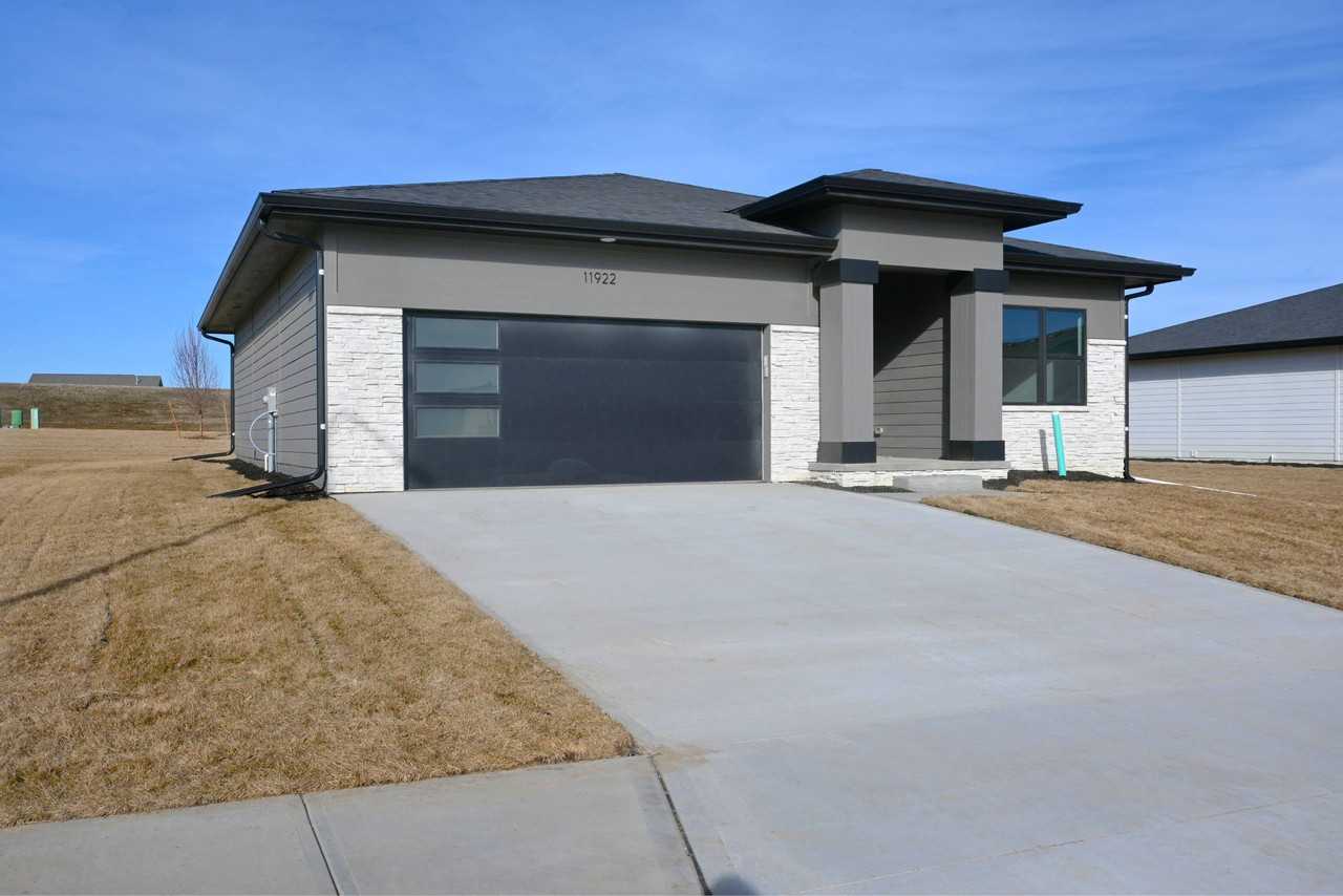 11918 S 117th Street - Photo 2 of 36