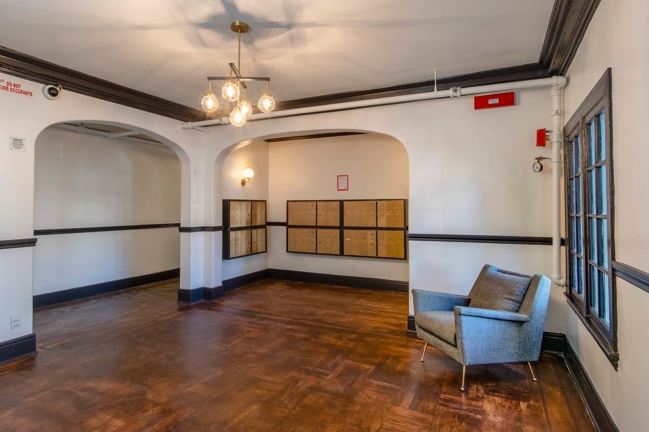 Hollywood Arms Apartments - Photo 4 of 16