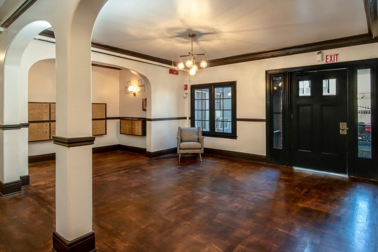 Hollywood Arms Apartments - Photo 5 of 16
