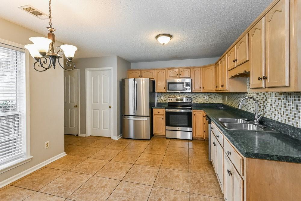 2086 Heather Rdg - Photo 7 of 17
