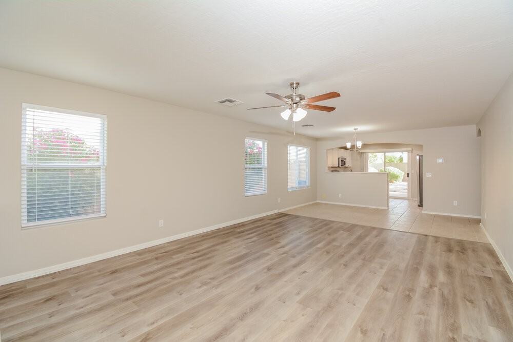15438 W Mercer Ln - Photo 4 of 16