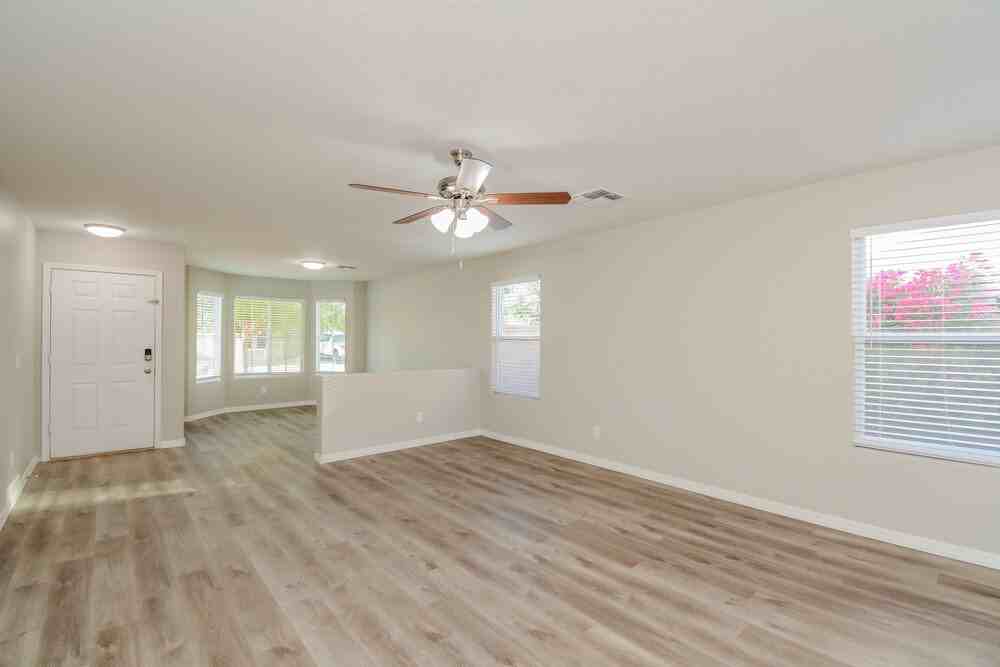 15438 W Mercer Ln - Photo 5 of 16