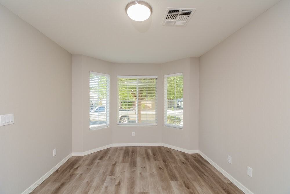 15438 W Mercer Ln - Photo 6 of 16