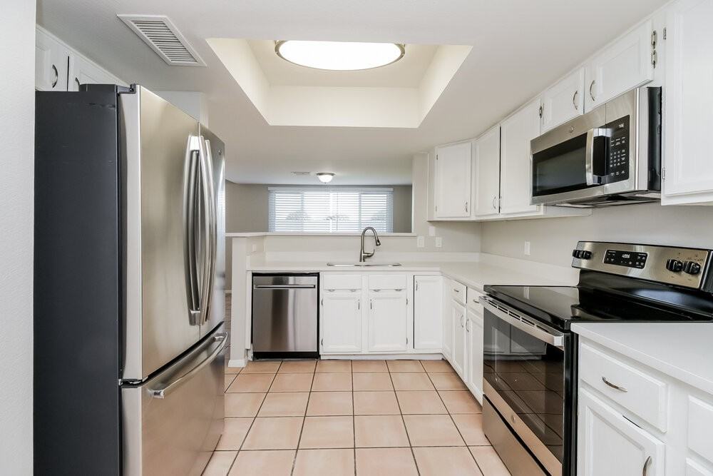 521 N Redrock St - Photo 7 of 17