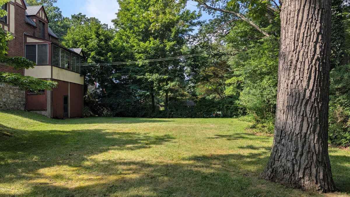 78 Roe Ave - Photo 2 of 3
