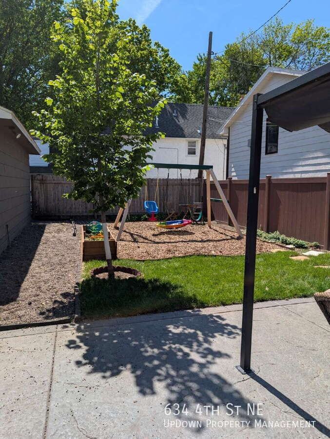 634 4th St Ne - Photo 4 of 24
