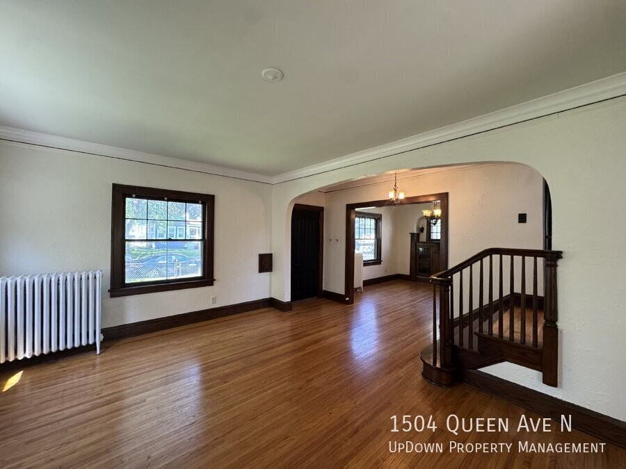 1504 Queen Ave N - Photo 4 of 34