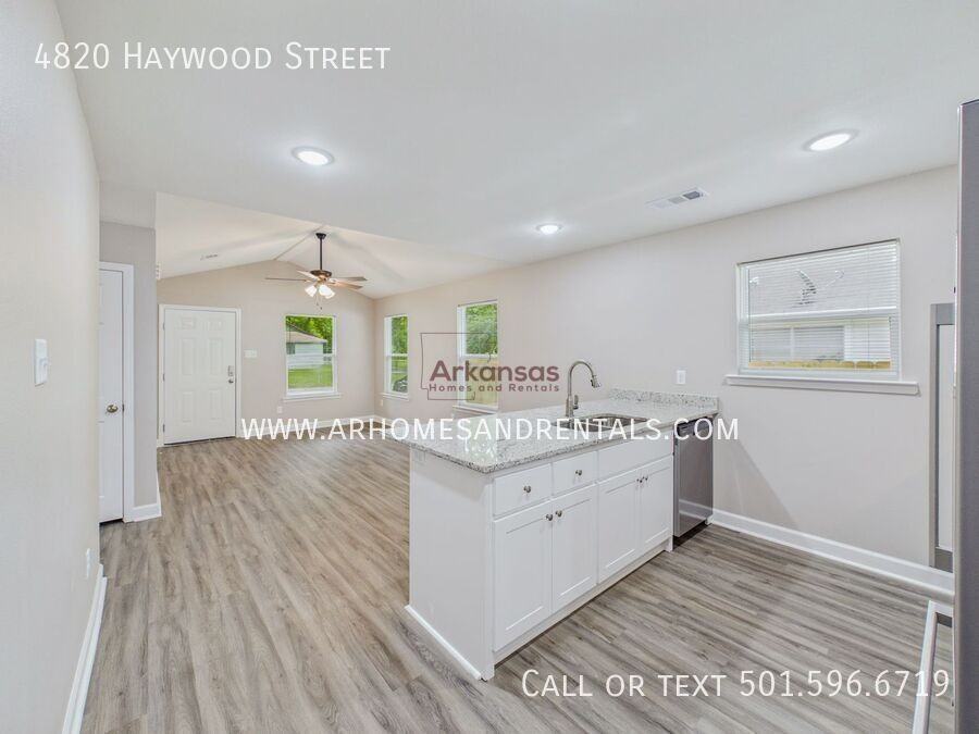 4820 Haywood St - Photo 4 of 13