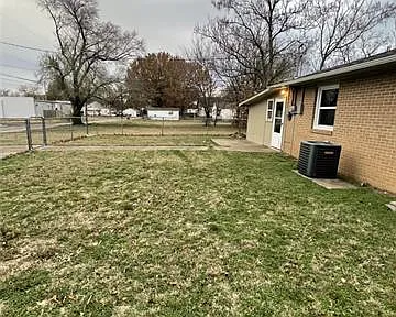 419 W 5th St - Photo 2 of 11