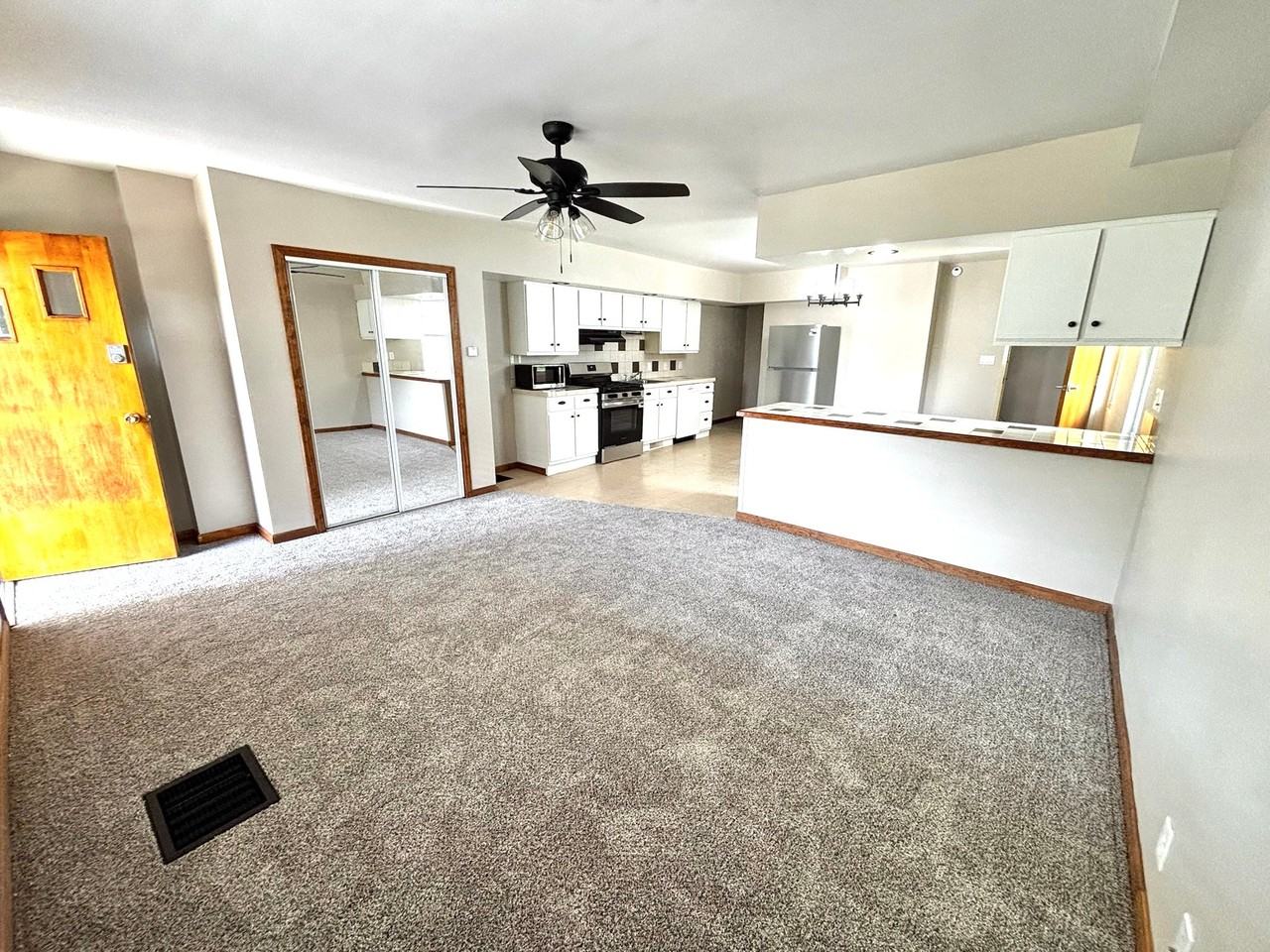 553 Foundry St - Photo 6 of 19