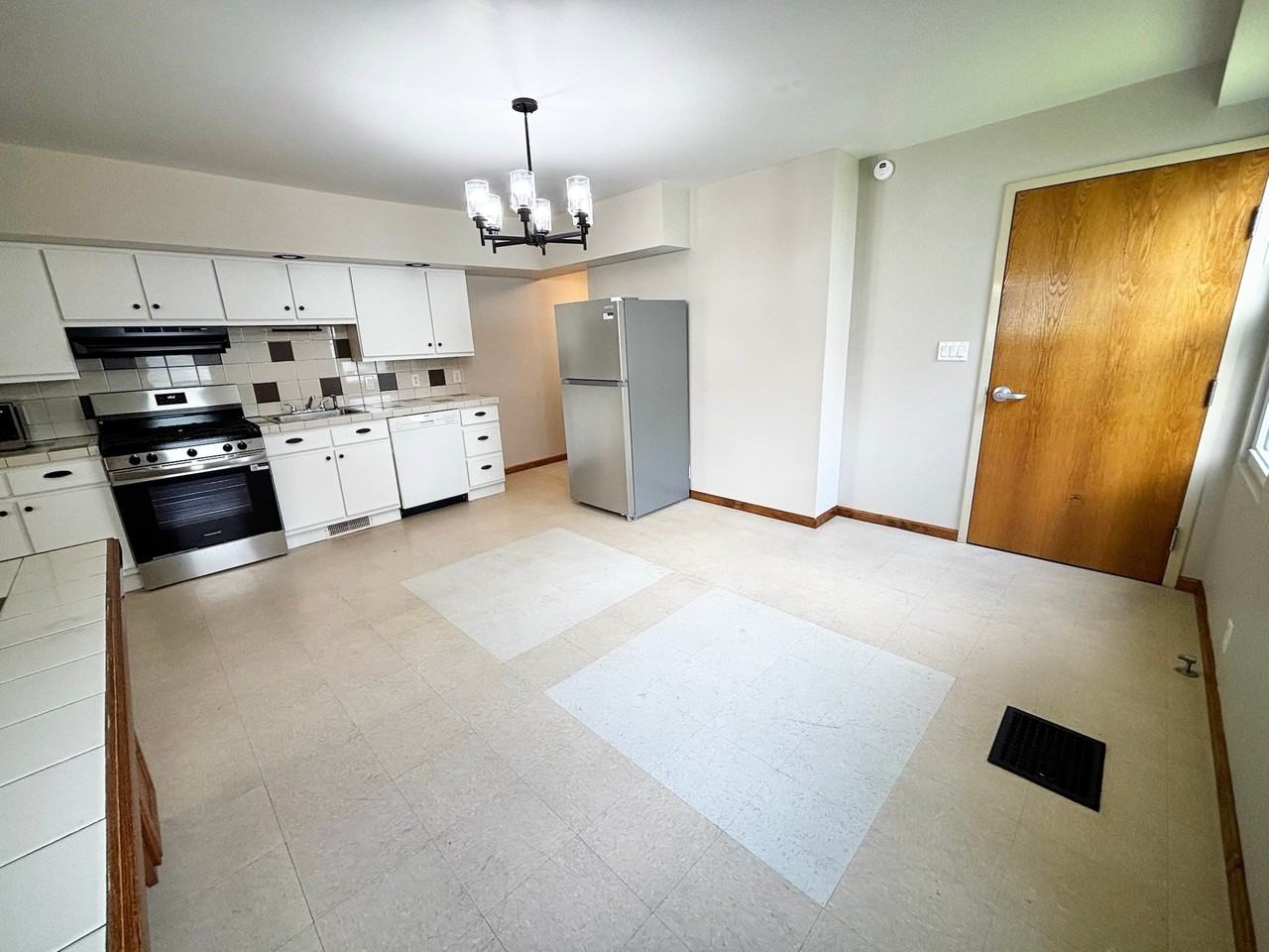 553 Foundry St - Photo 7 of 19