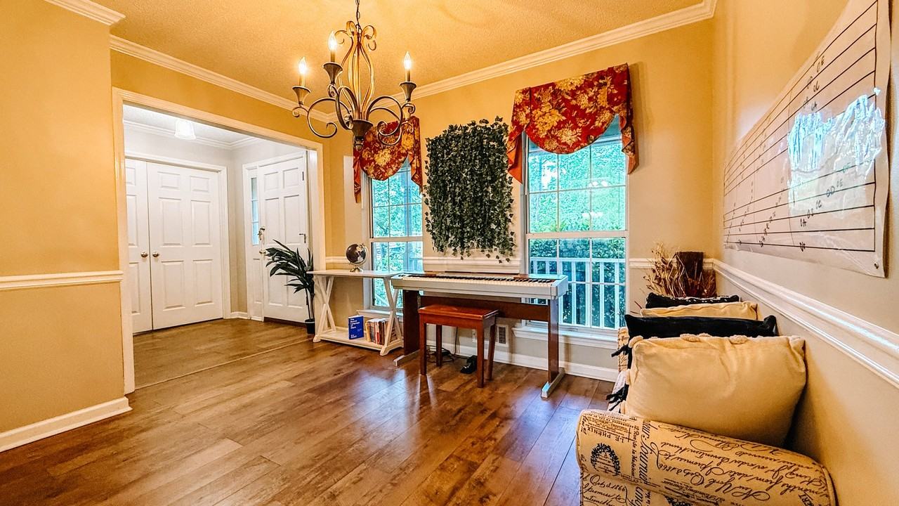 150 Kelley Way - Photo 4 of 20