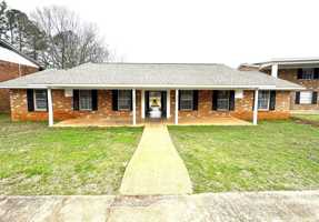 featured image of 208 Cloverleaf Dr #3